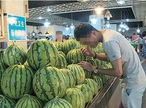 给老人吃瓜,为老人送上清凉甜蜜的瓜果时光