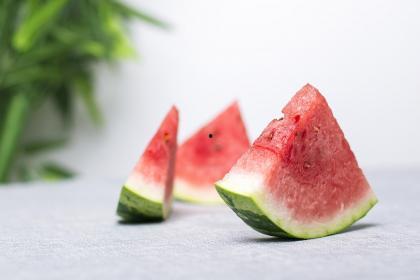 梦见吃西瓜分瓜,揭秘吃西瓜分瓜的寓意与象征  第1张