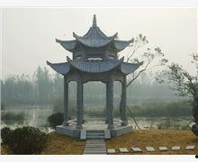 明德阁亭子吃瓜,夏日吃瓜，品味古韵时光