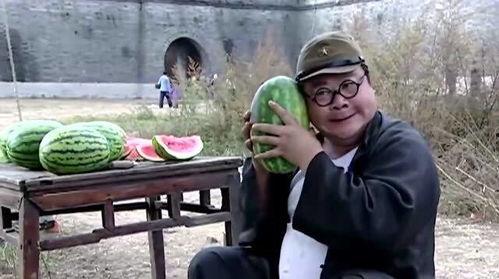 街头采访吃瓜给钱,金钱与八卦的诱惑