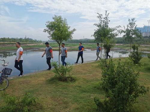 赵河公园吃瓜,畅享清凉时光